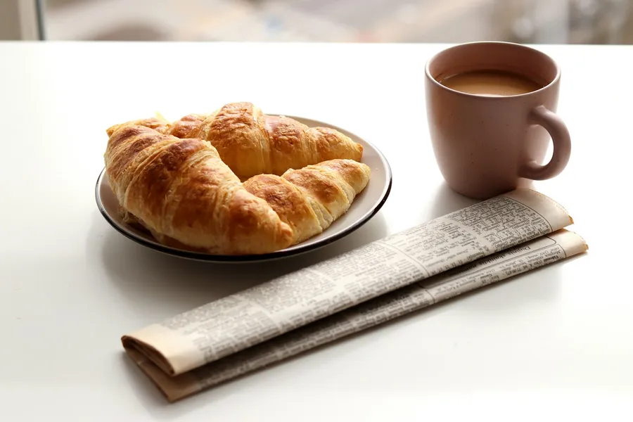 Café et croissant sur une table