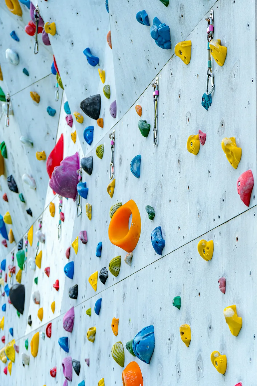 Mur d’escalade aux prises colorées